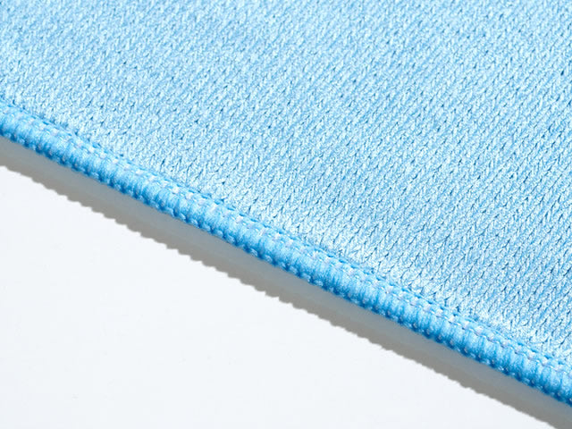 Perlglanz Hightech-Softfaser-Tuch 50 x 70cm in hellblau mit gekettelten Rand, Ausschnitt zeigt Qualität und Webtechnik