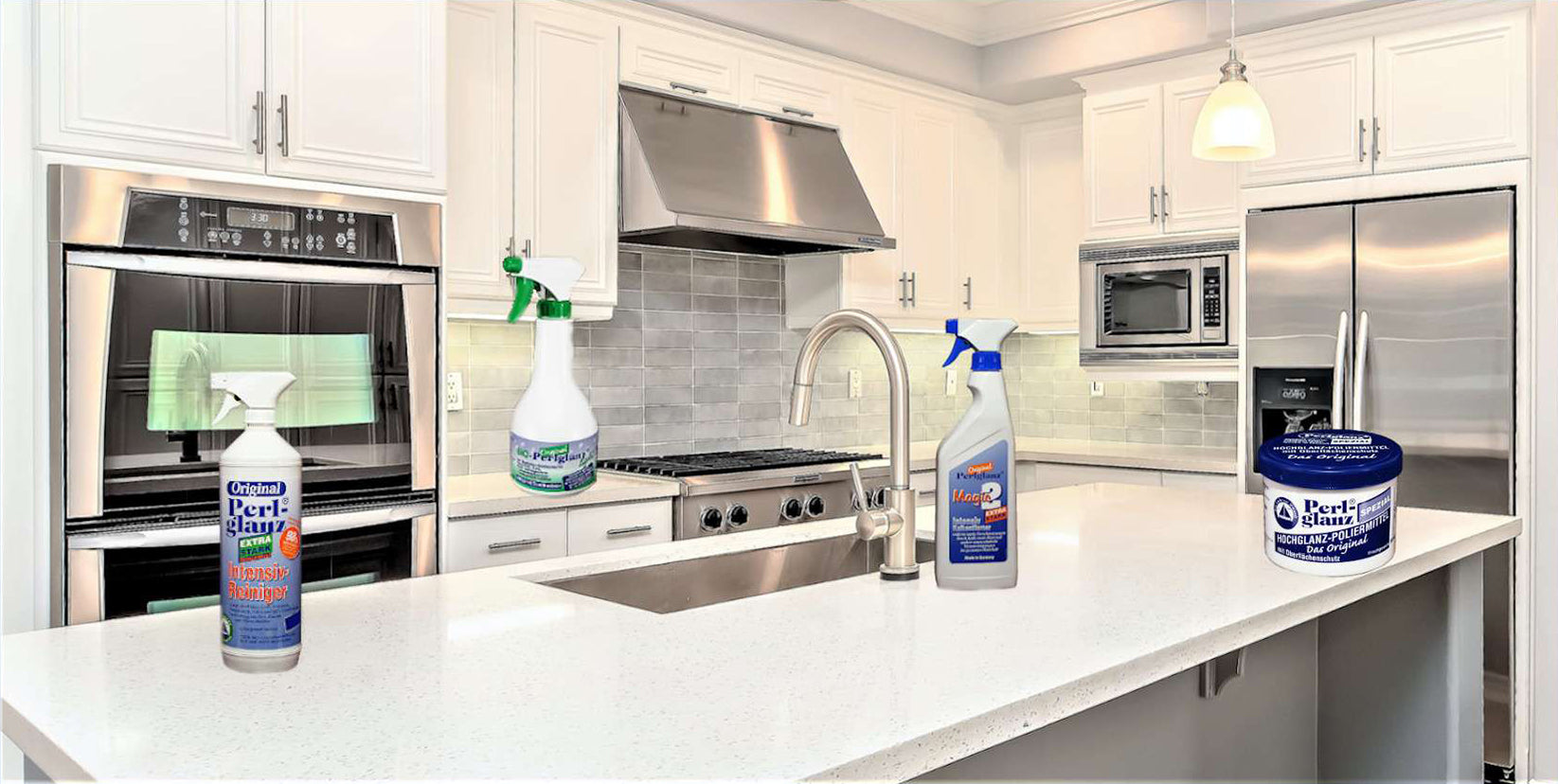 Weiße moderne Küche mit Backofen, Dunstabzug, Kühlschrank, Herd und Microwelle alle aus Edelstahl mit allen dafür geeigneten Perlglanz Reinigern im Bild