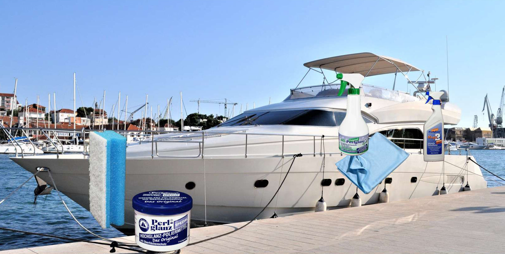 Weiße 12 m Motor Yacht im Hafen liegend mit dafür geeigneten Perlglanz Produkten im Bild
